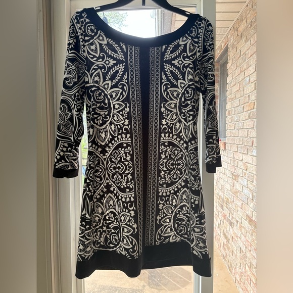 White House Black Market Dresses & Skirts - White House Black Market Black and White Printed Shift mid thigh sz M Dress